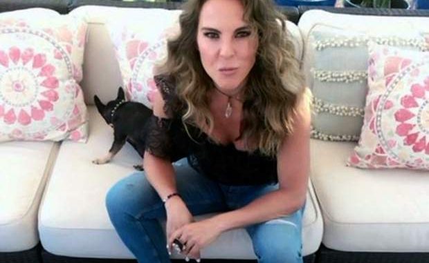 Kate Del Castillo Disfruta En La Playa Con Una Amiga