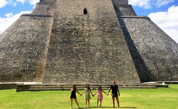 Andrea Legarreta, Érik Rubín y sus hijas en Uxmal Foto: Instagram