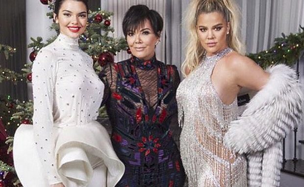 Kris Jenner con sus hijas Kendall y la embarazada Khloé Foto: instagram