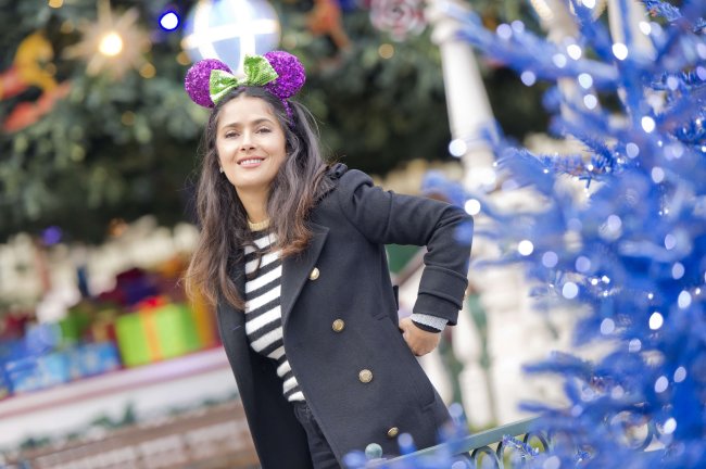 Salma Hayek divirtiéndose como niña en Disney París
