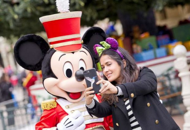 Salma Hayek se toma una selfie con Mickey Mouse