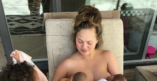 Chrissy Teigen amamantando a "dos" bebés