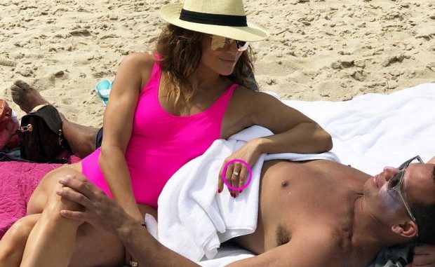 Jennifer Lopez y Alex Rodríguez en la playa