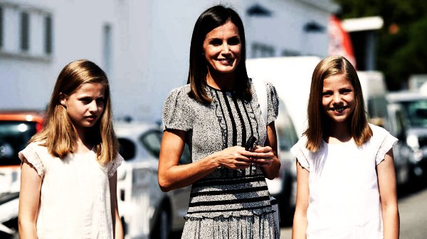 Reina Letizia con sus hijas Sofía y Leonor