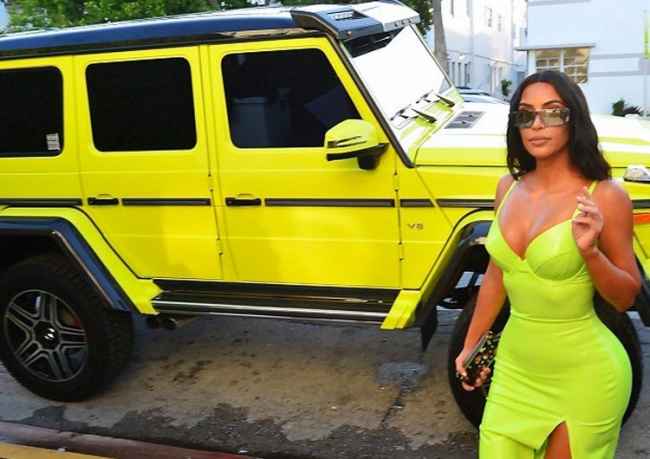 Kim Kardashian y su nueva camioneta Mercedes