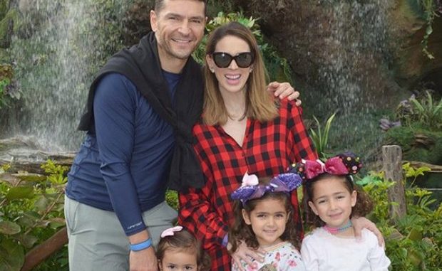 Jacqueline Bracamontes y Martín Fuentes con tres de sus hijas