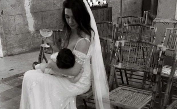 Michelle Branch amamantando a su bebé durante su boda