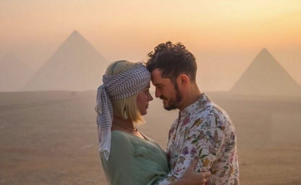 Katy Perry y Orlando Bloom frente a las Pirámides de Egipto