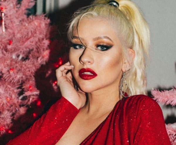 A Christina Aguilera Se Le Sale Un Seno En Pleno Baile