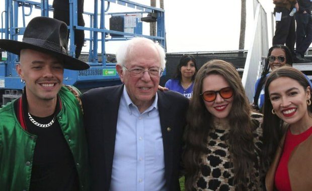 Jesse y Joy con Bernie Sanders y la congresista Alezandría Ocasio