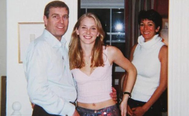 Principe Andrew con su víctima Virginia Giuffre (17 años) y la "proxeneta" Ghislaine Maxwell