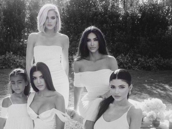 Las Hermanas Kardashians Excluyen A Kendall Jenner De Postal De Año Nuevo 