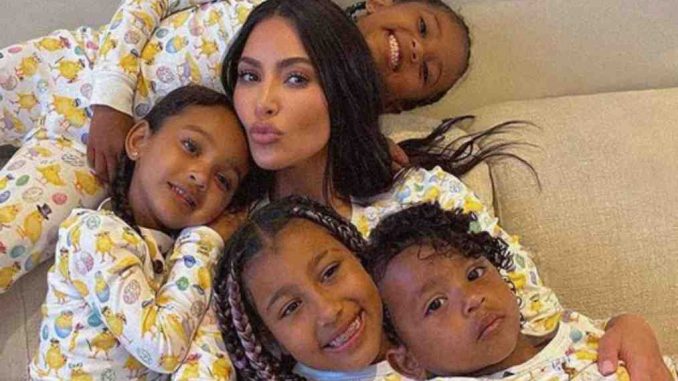 Kim Kardashian con sus hijos