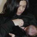 Kourtney Kardashian y Travis Barker presentan a su bebé Rocky Thirteen. Noticias en tiempo real