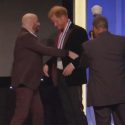 Príncipe Harry recibe reconocimiento de las manos de John Travolta. Noticias en tiempo real