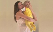 Hailey Bieber cargando a Jack Blues