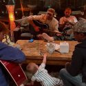 Hijo de Justin Bieber participa de sesión musical con su papá