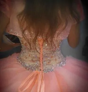 La Increible Cintura De Thaía Y Los Detalles Del Bonito Vestido