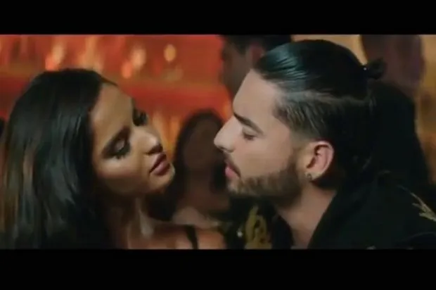 Maluma Y Natalia Barulích En Una Escena Del Video Felices Los 4