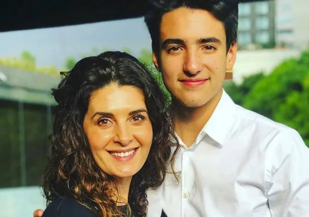 Mayrín Villanueva Y Su Hijo Sebastián Poza