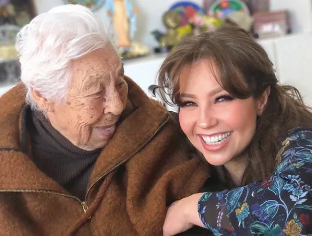 Thalía Con Su Abuela De 100 Años Eva Mange