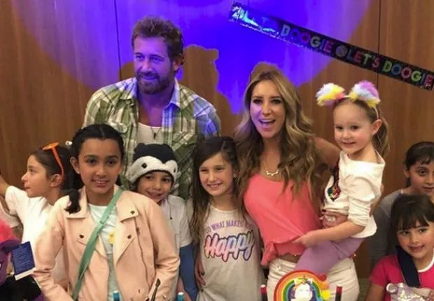 Geraldine Bazán Y Gabriel Soto Celebrando A Sus Hijas 