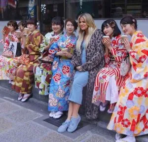 Khloe Kardashian Luce Su Embarazo En Viaje A Japón