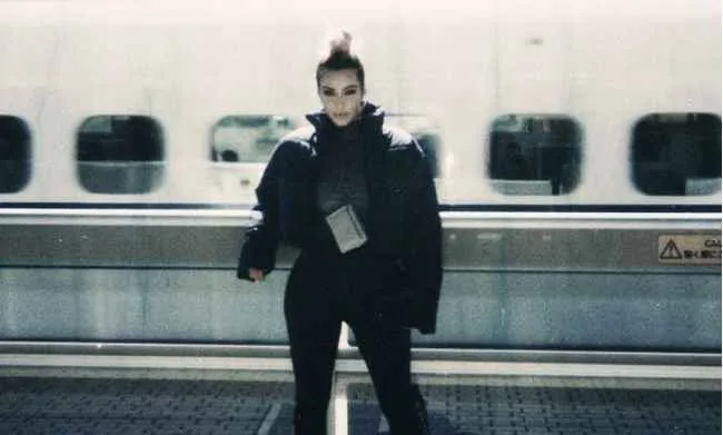 Kim Kardashian En Estación De Trenes De Kyoto