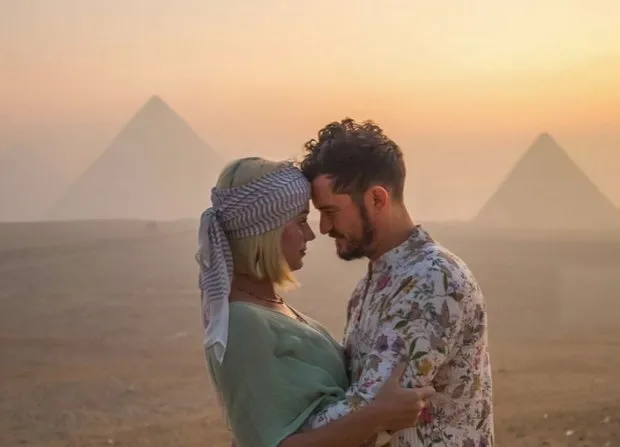 Katy Perry Y Orlando Bloom Frente A Las Pirámides De Egipto