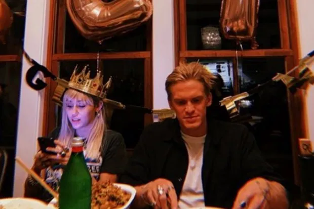 Miley Cyrus Celebrando Cumpleaños En Silencio