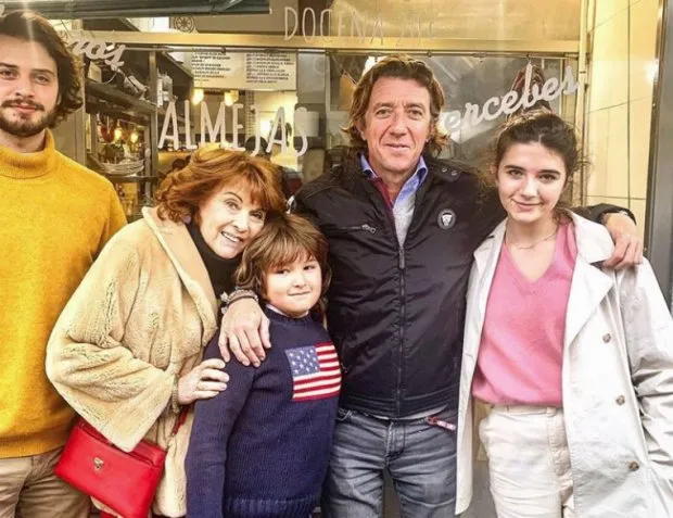 Colate Su Hijo Andrea Nicolás Y Su Familia