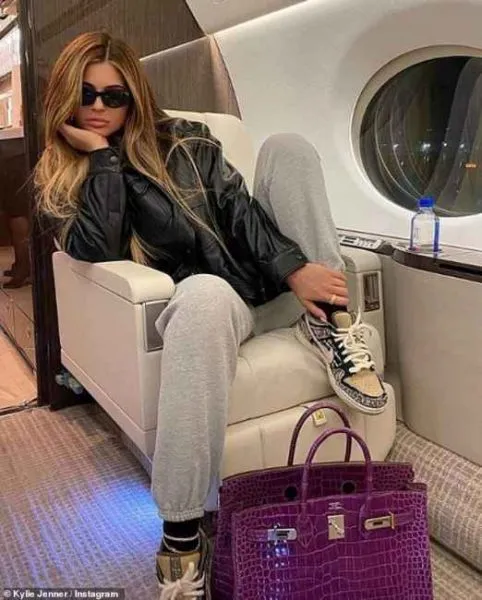 Kylie Jenner Usando Los Tenis Colaboración De Travis Scott Para Nike