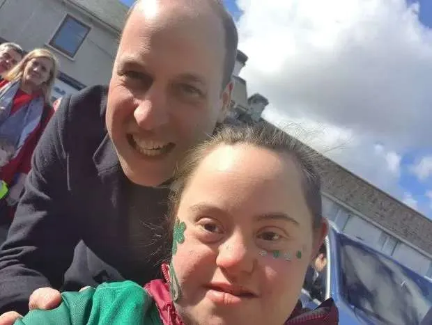 Principe William Se Toma Selfie Con Niña