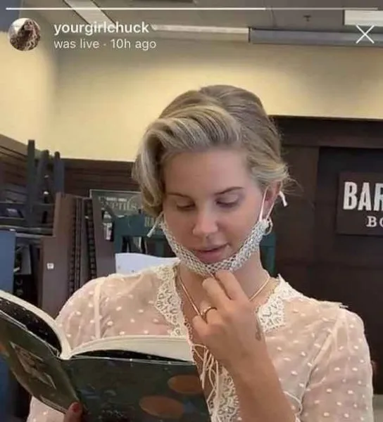 Lana Del Rey Usando Máscara De Malla 1 1