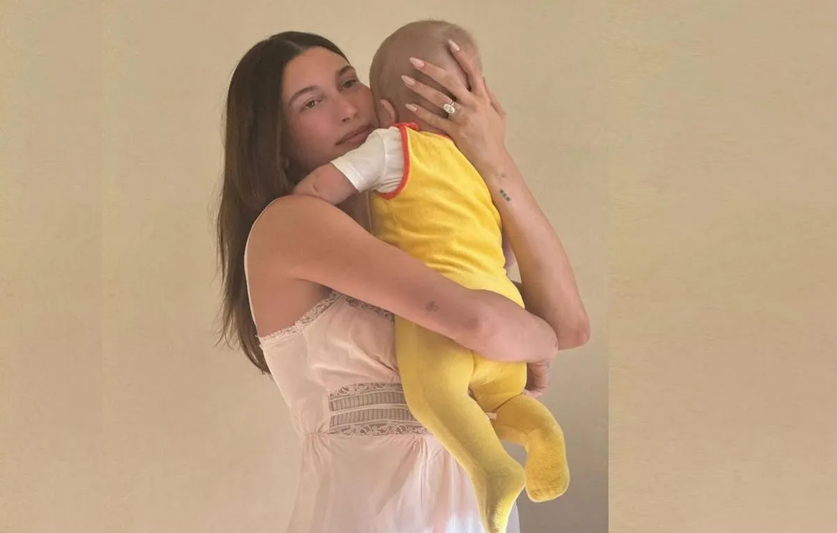 Hailey Bieber cargando a Jack Blues