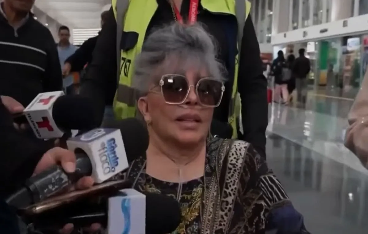 Verónica Castro en silla de ruedas en el aeropuerto de la Ciudad de México
