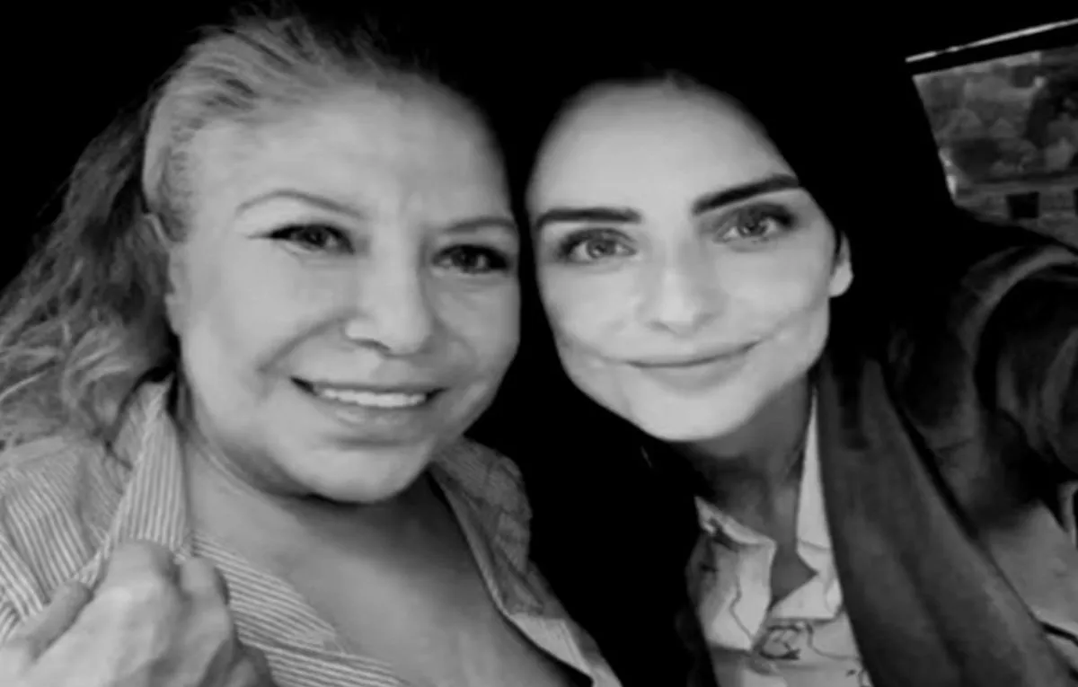 Aislinn Derbez en selfie con su madre