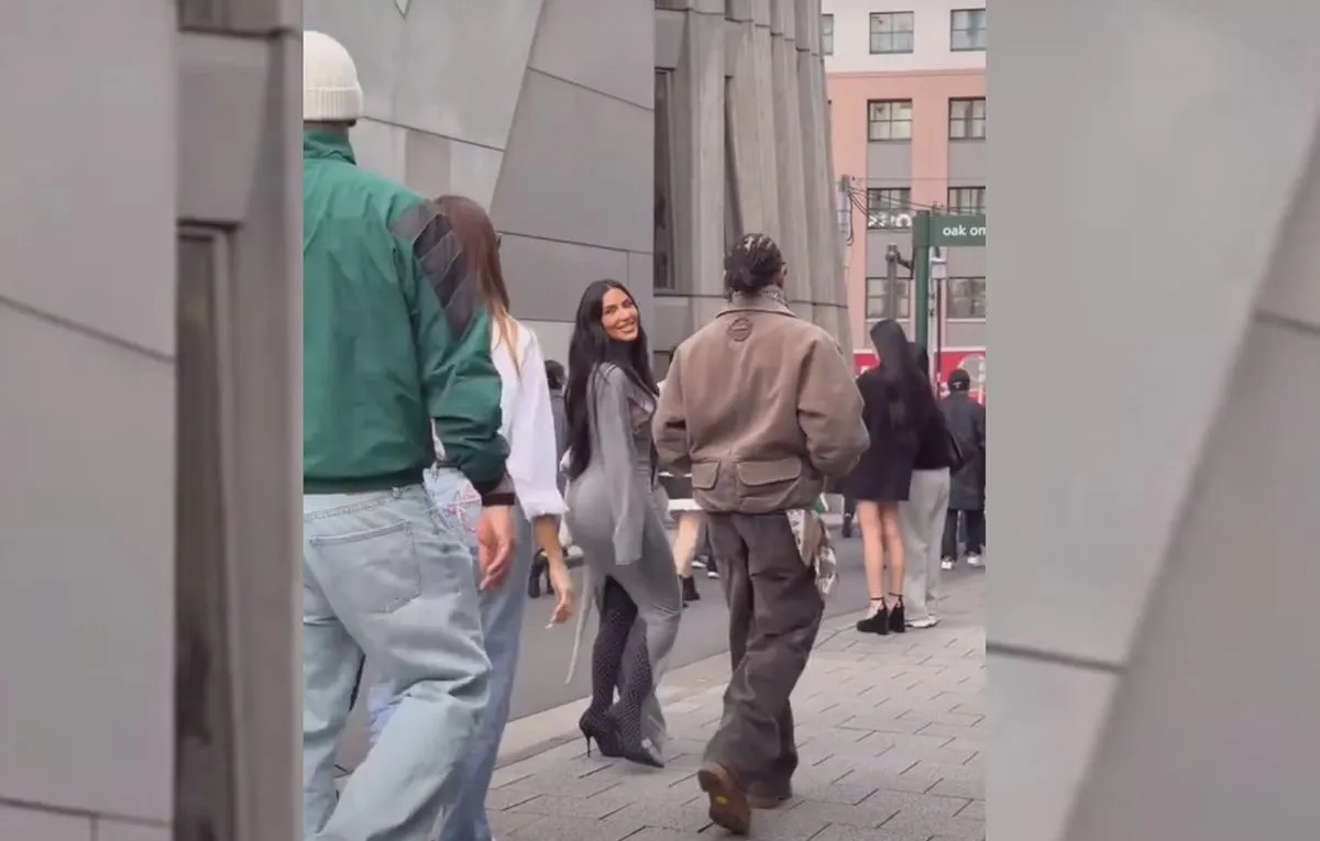 Kim y Khloe Kardashian con Lewis Hamilton en Tokio