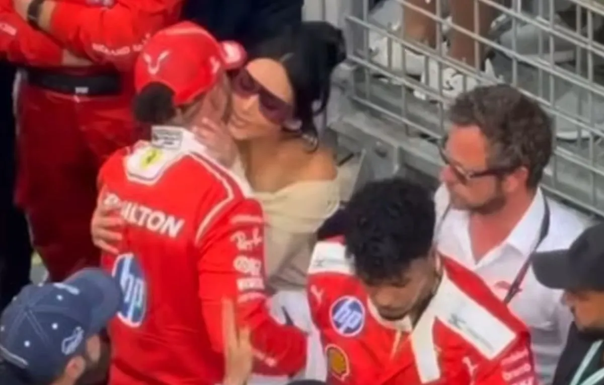 Lewis Hamilton besa a Kim Kardashian al final de la carrera